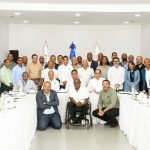 Ministro Kelvin Cruz junto a los presidentes de federaciones deportivas nacionales (Imagen/Fuente Externa).