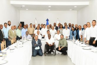 Ministro Kelvin Cruz junto a los presidentes de federaciones deportivas nacionales (Imagen/Fuente Externa).