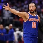 Knicks a semifinales del Este; Clippers obliga juego siete DETROIT (AP). Jalen Brunson anotó 40 puntos, Mikal Bridges sumó 25 y OG Anunoby añadió 22 para que los New York Knicks superaran el jueves 116-113 a los Detroit Pistons, con lo cual avanzaron a la segunda ronda de los playoffs de la NBA.Los Knicks, terceros preclasificados, se enfrentarán a Boston, segundo, en busca de avanzar a las finales de la Conferencia Este por primera vez desde el año 2000. Los Pistons, sextos, tuvieron una recuperación sin precedentes durante la temporada regular y cortaron la racha más larga de derrotas en playoffs de la NBA en su primera aparición en postemporada desde 2019. Sin embargo, rompieron otro récord de la liga con una décima derrota consecutiva en casa, que data de 2008. Cade Cunningham totalizó 23 puntos, ocho asistencias y siete rebotes. No acertó en sus ocho intentos de triples y su compañero de la línea trasera, Tim Hardaway Jr., acertó uno de seis desde más allá del arco y anotó siete puntos. CLIPPERS 111, NUGGETS 105 INGLEWOOD. (AP). James Harden anotó 28 puntos y repartió ocho asistencias en una destacada actuación en que se mostró recuperado, y los Clippers de Los Ángeles forzaron a un séptimo partido en la serie de playoffs, al derrotar el jueves 111-105 a los Nuggets de Denver. Kawhi Leonard añadió 27 puntos a la causa de los Clippers para extender la serie de primera ronda.Norman Powell anotó 24 puntos por los Clippers, quienes se recuperaron de dos derrotas consecutivas con un esfuerzo impresionante en el nuevo Intuit Dome. Los Ángeles tomó el control en la segunda mitad merced a una marcación tenaz sobre Nikola Jokic, quien anotó 20 de sus 25 puntos en los primeros dos cuartos. “Doy crédito a nuestros muchachos por simplemente mantenerse en ello”, dijo el entrenador de los Clippers, Tyronn Lue. “No se desaniman, e hicimos un buen trabajo…. Les dije después del partido que se trata de ser un equipo y hacer lo que sea necesario para ganar. Esos chicos lo entendieron totalmente”. El séptimo partido es el sábado en Denver. Jamal Murray anotó 21 puntos por los Nuggets, quienes perdieron un duelo de playoffs que podría haberles dado la victoria en la serie. Es la tercera vez que ello les ocurre en cuatro intentos durante las últimas dos temporadas, desde que conquistaron el campeonato en 2023. Denver también desperdició una ventaja de 3-2 en la serie ante Minnesota, en la segunda ronda de la postemporada anterior. Los Nuggets no han ganado un séptimo partido desde 2020, cuando eliminaron a los Clippers de las semifinales de conferencia en la “burbuja” de Florida. Los Clippers fueron impulsados a esta victoria con remontada por Harden, de 35 años, quien jugó de manera agresiva y astuta después de recibir críticas por una actitud pasiva en el quinto partido. Leonard también se destacó. El dos veces campeón de la NBA sumó diez rebotes y cinco asistencias en una actuación decidida. “Era ganar o irse a casa, así que hubo oportunidades para ser agresivo, y las aproveché”, dijo Harden. “Un partido más. … No queríamos irnos a casa. Nos queda un partido más”. Ivica Zubac y Nicolas Batum se unieron para un desempeño defensivo sorprendentemente eficaz sobre el típicamente imparable Jokic. El serbio, tres veces nombrado el Jugador Más Valioso de la NBA, no anotó durante 11 minutos en el tercer cuarto y solo encestó dos de nueve en la segunda mitad.
