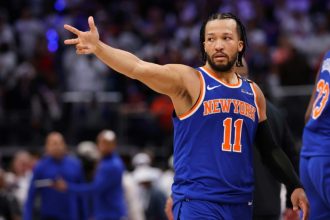 Knicks a semifinales del Este; Clippers obliga juego siete DETROIT (AP). Jalen Brunson anotó 40 puntos, Mikal Bridges sumó 25 y OG Anunoby añadió 22 para que los New York Knicks superaran el jueves 116-113 a los Detroit Pistons, con lo cual avanzaron a la segunda ronda de los playoffs de la NBA.Los Knicks, terceros preclasificados, se enfrentarán a Boston, segundo, en busca de avanzar a las finales de la Conferencia Este por primera vez desde el año 2000. Los Pistons, sextos, tuvieron una recuperación sin precedentes durante la temporada regular y cortaron la racha más larga de derrotas en playoffs de la NBA en su primera aparición en postemporada desde 2019. Sin embargo, rompieron otro récord de la liga con una décima derrota consecutiva en casa, que data de 2008. Cade Cunningham totalizó 23 puntos, ocho asistencias y siete rebotes. No acertó en sus ocho intentos de triples y su compañero de la línea trasera, Tim Hardaway Jr., acertó uno de seis desde más allá del arco y anotó siete puntos. CLIPPERS 111, NUGGETS 105 INGLEWOOD. (AP). James Harden anotó 28 puntos y repartió ocho asistencias en una destacada actuación en que se mostró recuperado, y los Clippers de Los Ángeles forzaron a un séptimo partido en la serie de playoffs, al derrotar el jueves 111-105 a los Nuggets de Denver. Kawhi Leonard añadió 27 puntos a la causa de los Clippers para extender la serie de primera ronda.Norman Powell anotó 24 puntos por los Clippers, quienes se recuperaron de dos derrotas consecutivas con un esfuerzo impresionante en el nuevo Intuit Dome. Los Ángeles tomó el control en la segunda mitad merced a una marcación tenaz sobre Nikola Jokic, quien anotó 20 de sus 25 puntos en los primeros dos cuartos. “Doy crédito a nuestros muchachos por simplemente mantenerse en ello”, dijo el entrenador de los Clippers, Tyronn Lue. “No se desaniman, e hicimos un buen trabajo…. Les dije después del partido que se trata de ser un equipo y hacer lo que sea necesario para ganar. Esos chicos lo entendieron totalmente”. El séptimo partido es el sábado en Denver. Jamal Murray anotó 21 puntos por los Nuggets, quienes perdieron un duelo de playoffs que podría haberles dado la victoria en la serie. Es la tercera vez que ello les ocurre en cuatro intentos durante las últimas dos temporadas, desde que conquistaron el campeonato en 2023. Denver también desperdició una ventaja de 3-2 en la serie ante Minnesota, en la segunda ronda de la postemporada anterior. Los Nuggets no han ganado un séptimo partido desde 2020, cuando eliminaron a los Clippers de las semifinales de conferencia en la “burbuja” de Florida. Los Clippers fueron impulsados a esta victoria con remontada por Harden, de 35 años, quien jugó de manera agresiva y astuta después de recibir críticas por una actitud pasiva en el quinto partido. Leonard también se destacó. El dos veces campeón de la NBA sumó diez rebotes y cinco asistencias en una actuación decidida. “Era ganar o irse a casa, así que hubo oportunidades para ser agresivo, y las aproveché”, dijo Harden. “Un partido más. … No queríamos irnos a casa. Nos queda un partido más”. Ivica Zubac y Nicolas Batum se unieron para un desempeño defensivo sorprendentemente eficaz sobre el típicamente imparable Jokic. El serbio, tres veces nombrado el Jugador Más Valioso de la NBA, no anotó durante 11 minutos en el tercer cuarto y solo encestó dos de nueve en la segunda mitad.