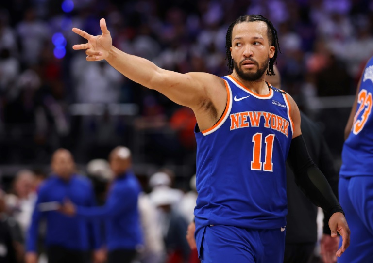 Knicks a semifinales del Este; Clippers obliga juego siete DETROIT (AP). Jalen Brunson anotó 40 puntos, Mikal Bridges sumó 25 y OG Anunoby añadió 22 para que los New York Knicks superaran el jueves 116-113 a los Detroit Pistons, con lo cual avanzaron a la segunda ronda de los playoffs de la NBA.Los Knicks, terceros preclasificados, se enfrentarán a Boston, segundo, en busca de avanzar a las finales de la Conferencia Este por primera vez desde el año 2000. Los Pistons, sextos, tuvieron una recuperación sin precedentes durante la temporada regular y cortaron la racha más larga de derrotas en playoffs de la NBA en su primera aparición en postemporada desde 2019. Sin embargo, rompieron otro récord de la liga con una décima derrota consecutiva en casa, que data de 2008. Cade Cunningham totalizó 23 puntos, ocho asistencias y siete rebotes. No acertó en sus ocho intentos de triples y su compañero de la línea trasera, Tim Hardaway Jr., acertó uno de seis desde más allá del arco y anotó siete puntos. CLIPPERS 111, NUGGETS 105 INGLEWOOD. (AP). James Harden anotó 28 puntos y repartió ocho asistencias en una destacada actuación en que se mostró recuperado, y los Clippers de Los Ángeles forzaron a un séptimo partido en la serie de playoffs, al derrotar el jueves 111-105 a los Nuggets de Denver. Kawhi Leonard añadió 27 puntos a la causa de los Clippers para extender la serie de primera ronda.Norman Powell anotó 24 puntos por los Clippers, quienes se recuperaron de dos derrotas consecutivas con un esfuerzo impresionante en el nuevo Intuit Dome. Los Ángeles tomó el control en la segunda mitad merced a una marcación tenaz sobre Nikola Jokic, quien anotó 20 de sus 25 puntos en los primeros dos cuartos. “Doy crédito a nuestros muchachos por simplemente mantenerse en ello”, dijo el entrenador de los Clippers, Tyronn Lue. “No se desaniman, e hicimos un buen trabajo…. Les dije después del partido que se trata de ser un equipo y hacer lo que sea necesario para ganar. Esos chicos lo entendieron totalmente”. El séptimo partido es el sábado en Denver. Jamal Murray anotó 21 puntos por los Nuggets, quienes perdieron un duelo de playoffs que podría haberles dado la victoria en la serie. Es la tercera vez que ello les ocurre en cuatro intentos durante las últimas dos temporadas, desde que conquistaron el campeonato en 2023. Denver también desperdició una ventaja de 3-2 en la serie ante Minnesota, en la segunda ronda de la postemporada anterior. Los Nuggets no han ganado un séptimo partido desde 2020, cuando eliminaron a los Clippers de las semifinales de conferencia en la “burbuja” de Florida. Los Clippers fueron impulsados a esta victoria con remontada por Harden, de 35 años, quien jugó de manera agresiva y astuta después de recibir críticas por una actitud pasiva en el quinto partido. Leonard también se destacó. El dos veces campeón de la NBA sumó diez rebotes y cinco asistencias en una actuación decidida. “Era ganar o irse a casa, así que hubo oportunidades para ser agresivo, y las aproveché”, dijo Harden. “Un partido más. … No queríamos irnos a casa. Nos queda un partido más”. Ivica Zubac y Nicolas Batum se unieron para un desempeño defensivo sorprendentemente eficaz sobre el típicamente imparable Jokic. El serbio, tres veces nombrado el Jugador Más Valioso de la NBA, no anotó durante 11 minutos en el tercer cuarto y solo encestó dos de nueve en la segunda mitad.