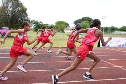 Vista del inicio de una de las competencias de la primera etapa Torneo Nacional de Atletismo Escolar que se llevó a cabo en San Isidro, Santo Domingo Este.