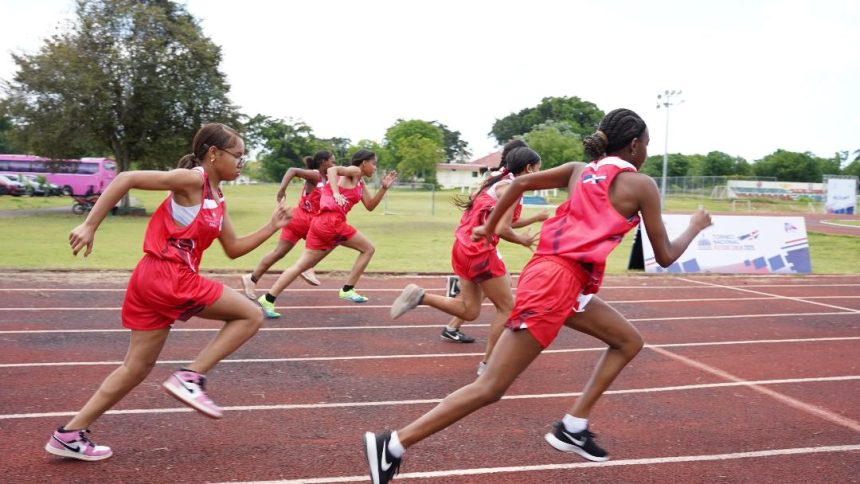 Vista del inicio de una de las competencias de la primera etapa Torneo Nacional de Atletismo Escolar que se llevó a cabo en San Isidro, Santo Domingo Este.