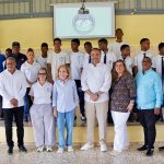 El director ejecutivo del Instituto Nacional de Educación Física (INEFI), Alberto Rodríguez Mella, junto a varios ejecutivos y alumnos de la Fundación Mir, en La Romana.