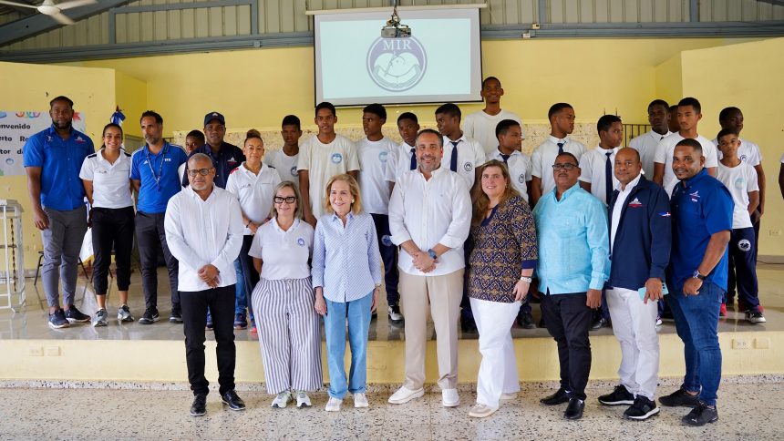 El director ejecutivo del Instituto Nacional de Educación Física (INEFI), Alberto Rodríguez Mella, junto a varios ejecutivos y alumnos de la Fundación Mir, en La Romana.
