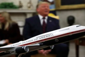 PHOTO/AP - Sobre una mesita del Despacho Oval de la Casa Blanca, Donald Trump tuvo durante mucho tiempo una reproducción a escala del nuevo Air Force One con los colores que había elegido y que explicaba a sus visitas