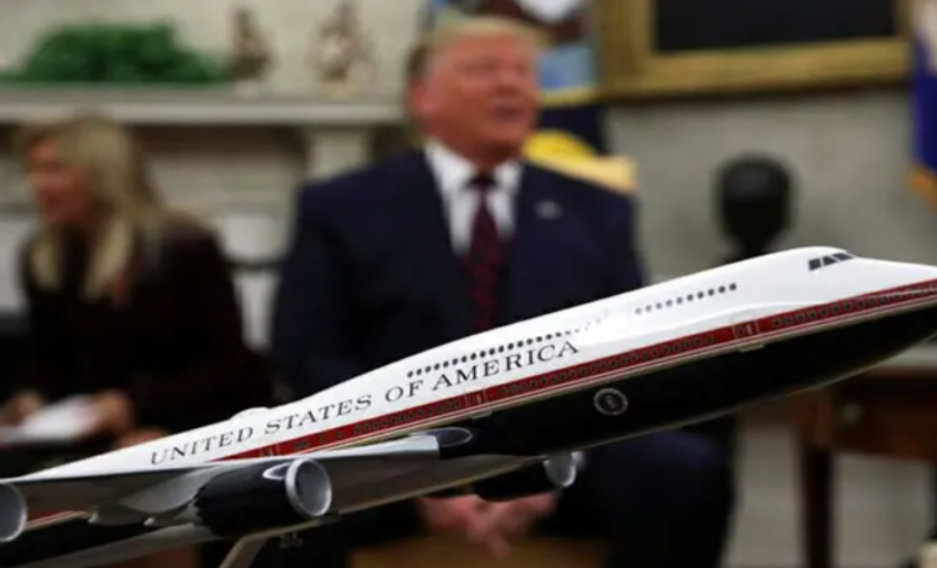 PHOTO/AP - Sobre una mesita del Despacho Oval de la Casa Blanca, Donald Trump tuvo durante mucho tiempo una reproducción a escala del nuevo Air Force One con los colores que había elegido y que explicaba a sus visitas
