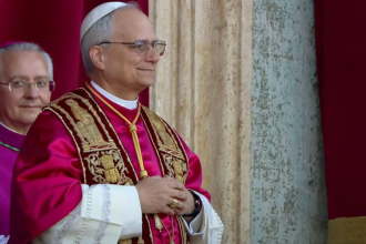 El nuevo papa León XIV en el balcón de la Basílica de San Pedro en el Vaticano el 8 de mayo del 2025. (AP FOTO