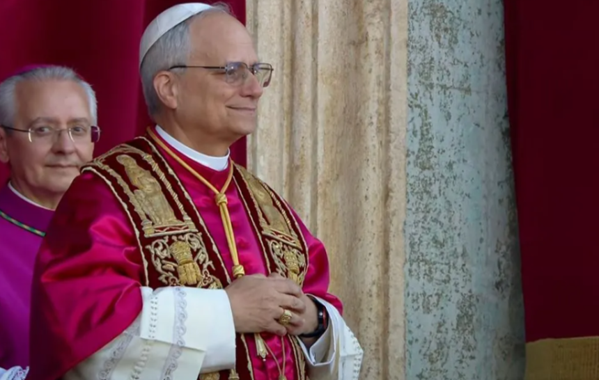 El nuevo papa León XIV en el balcón de la Basílica de San Pedro en el Vaticano el 8 de mayo del 2025. (AP FOTO