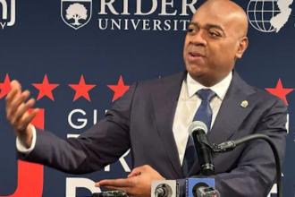 Fotografía extraída del Medio digital Yahoo! Noticias , Alcalde de Newark , New Jersey Mayor Ras Baraka,