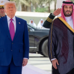 presidente estadounidense, Donald Trump, es recibido por el príncipe heredero saudí, Mohammed bin Salman en la Corte Real del Palacio Al-Yamamah en Riad. Fotografía extraída del Medio digital EXPANSIÓN