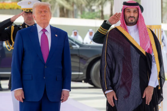 presidente estadounidense, Donald Trump, es recibido por el príncipe heredero saudí, Mohammed bin Salman en la Corte Real del Palacio Al-Yamamah en Riad. Fotografía extraída del Medio digital EXPANSIÓN