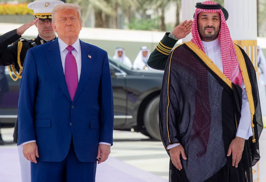 presidente estadounidense, Donald Trump, es recibido por el príncipe heredero saudí, Mohammed bin Salman en la Corte Real del Palacio Al-Yamamah en Riad. Fotografía extraída del Medio digital EXPANSIÓN