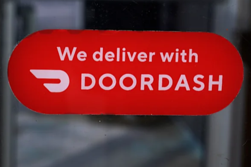 Fotografía extraída de Yahoo! Noticias y assoceiaon press . Un letrero del servicio de entrega de comidas DoorDash en la puerta de una franquicia de Dunkin' Donuts, el 27 de febrero de 2023, en Methuen, Massachusetts. (AP Foto/Charles Krupa, Archivo