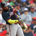 El dominicano Marcell Ozuna de los Bravos de Atlanta batea un jonrón de dos carreras en la octava entrada ante los Medias Rojas de Boston el domingo 18 de mayo del 2025. (AP Foto/Steven Senne) Steven Senne/AP