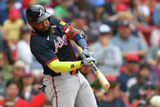 El dominicano Marcell Ozuna de los Bravos de Atlanta batea un jonrón de dos carreras en la octava entrada ante los Medias Rojas de Boston el domingo 18 de mayo del 2025. (AP Foto/Steven Senne) Steven Senne/AP