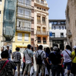 Imagen de archivo de turistas paseando por la ciudad de Valencia MIKEL PONCE