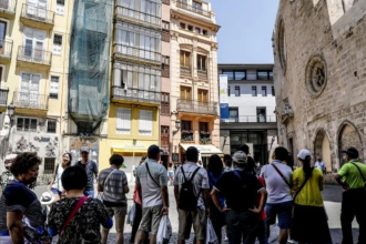 Imagen de archivo de turistas paseando por la ciudad de Valencia MIKEL PONCE