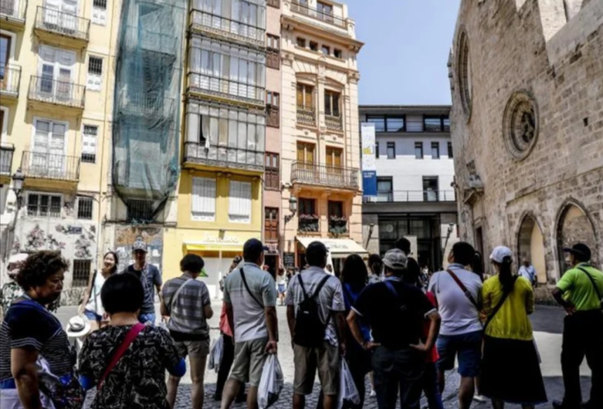 Imagen de archivo de turistas paseando por la ciudad de Valencia MIKEL PONCE