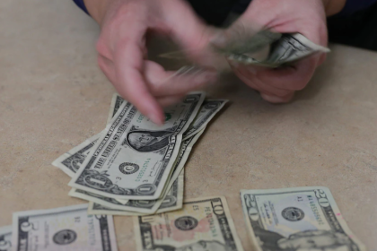 Propuesta republicana busca imponer impuesto del 5% a remesas desde EE.UU. (EFE/ Luis Torres