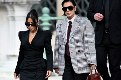 La estrella estadounidense de la telerrealidad Kim Kardashian y su madre, Kris Jenner, salen el 13 de mayo de 2025 del tribunal de París donde se juzga a los acusados del robo que sufrió en la capital francesa en 2016 (Leo Vignal