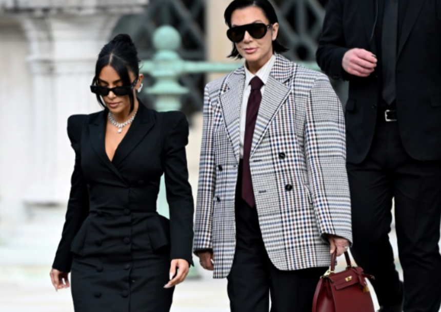 La estrella estadounidense de la telerrealidad Kim Kardashian y su madre, Kris Jenner, salen el 13 de mayo de 2025 del tribunal de París donde se juzga a los acusados del robo que sufrió en la capital francesa en 2016 (Leo Vignal