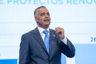 Energía y Minas y Comisión Nacional de Energía encabezan Diálogo de Alto Nivel sobre Energías Renovables con Francesco La Camera director de IRENA