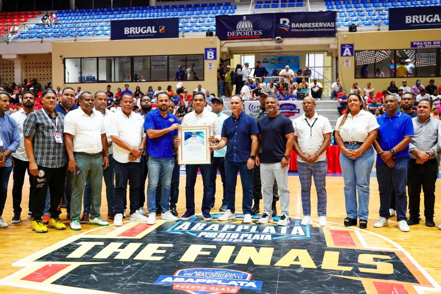 Ministro Kelvin Cruz entrega un millón de pesos al baloncesto de Puerto Plata