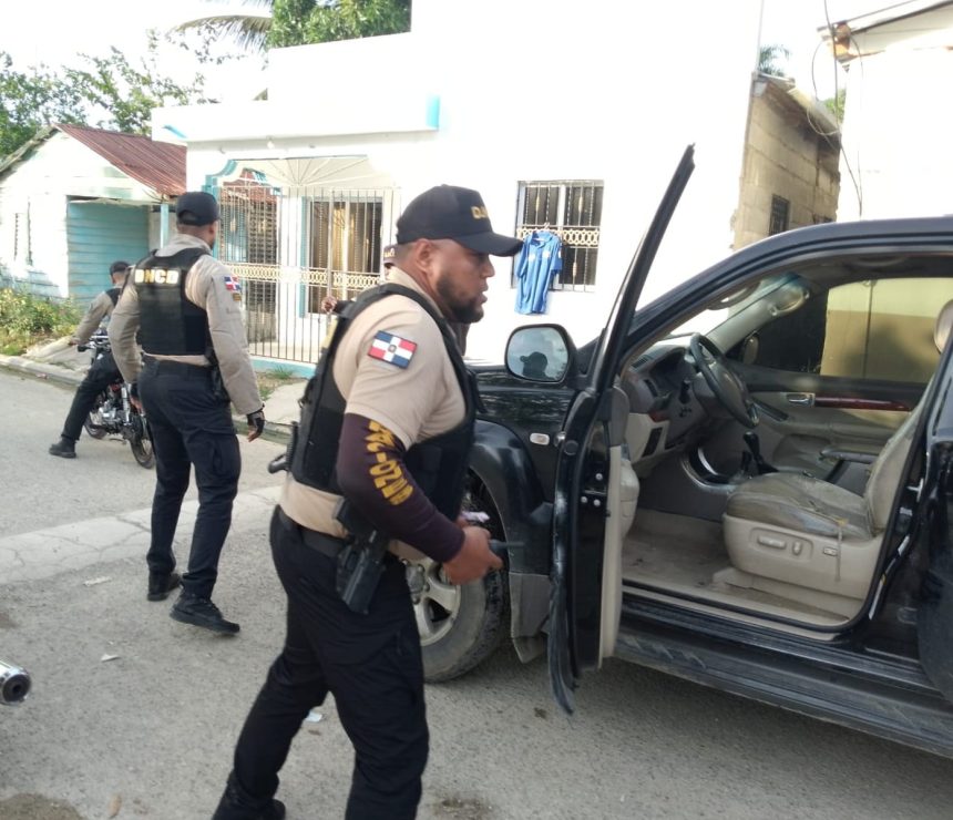 Narcotraficantes tirotean agentes de la DNCD en Baní, RD