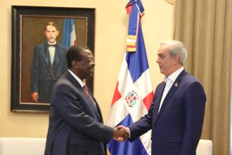 Abinader recibe al canciller y primer secretario del gabinete de Kenia, Musalia Mudavadi