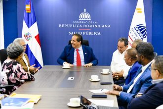 Víctor Atallah y Colegio Médico ratifican mesa de diálogo para revisar demandas del gremio