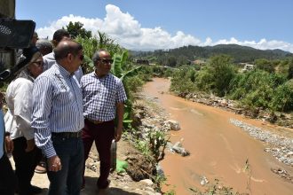 Ministro de Agricultura recorre zonas agrícolas inundadas de Constanza, en auxilio de productores afectados
