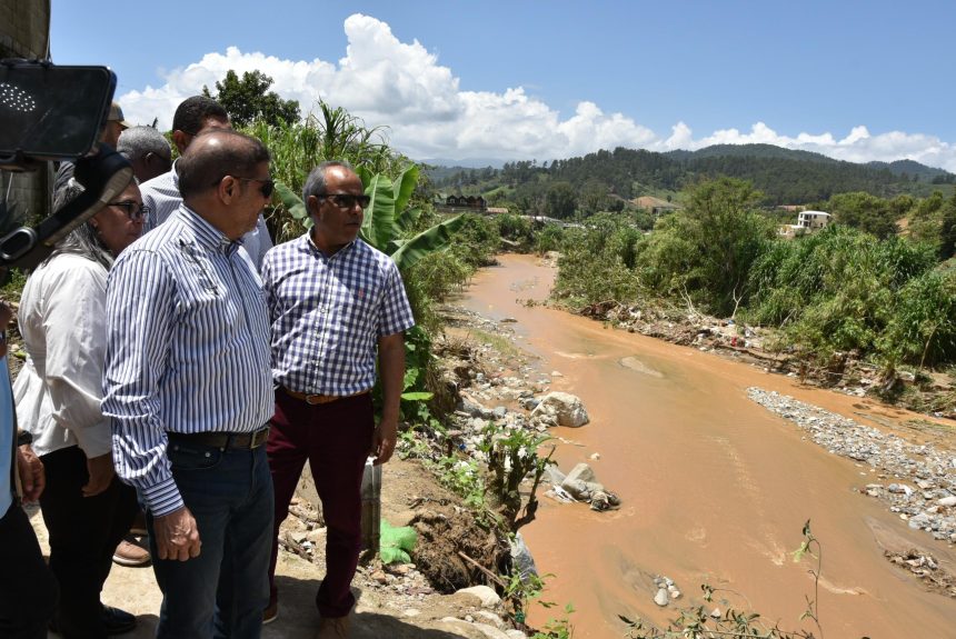 Ministro de Agricultura recorre zonas agrícolas inundadas de Constanza, en auxilio de productores afectados