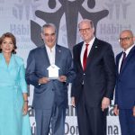 Presidente Abinader recibe reconocimiento de Hábitat para la Humanidad RD por su compromiso con la transformación de los hogares dominicanos