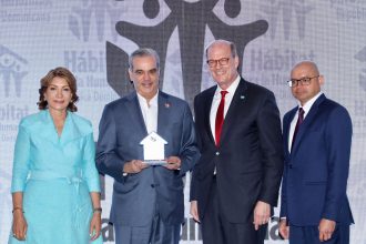 Presidente Abinader recibe reconocimiento de Hábitat para la Humanidad RD por su compromiso con la transformación de los hogares dominicanos