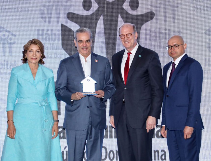 Presidente Abinader recibe reconocimiento de Hábitat para la Humanidad RD por su compromiso con la transformación de los hogares dominicanos