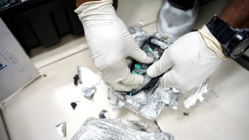 DNCD DECOMISA CIENTOS DE PASTILLAS DE ÉXTASIS ESCONDIDAS EN UNA BOCINA