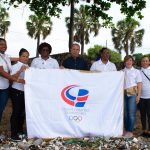 -Garibaldy Bautista, presidente del COD, y Dulce María Piña, directora de la Comisión Mujer y Deportes, junto a Cecilia Suero, Ana Montilla, Matilde Guerrero, Pili Báez y Blanca Iris Alejo.