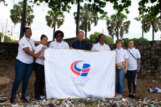 -Garibaldy Bautista, presidente del COD, y Dulce María Piña, directora de la Comisión Mujer y Deportes, junto a Cecilia Suero, Ana Montilla, Matilde Guerrero, Pili Báez y Blanca Iris Alejo.