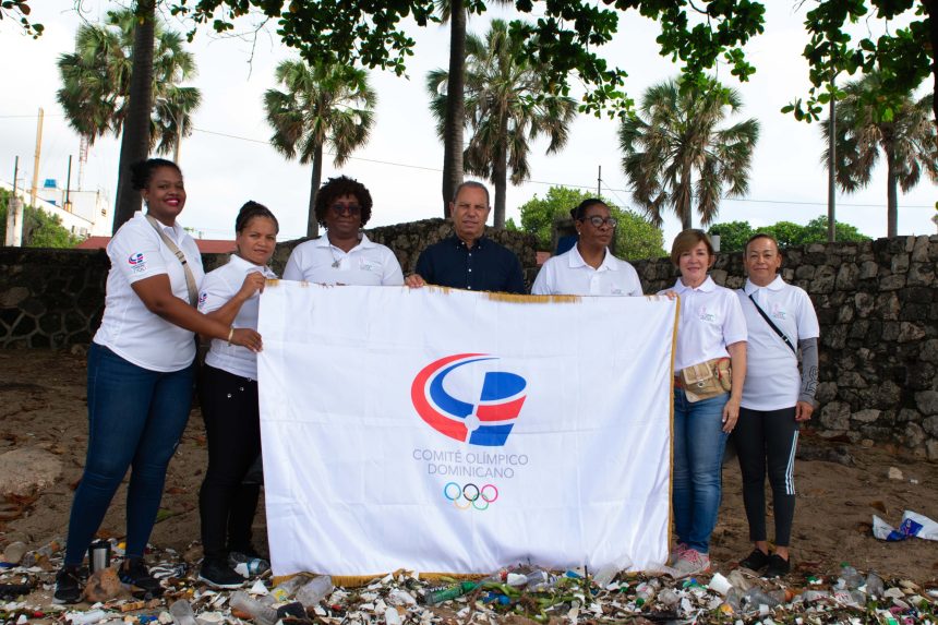 -Garibaldy Bautista, presidente del COD, y Dulce María Piña, directora de la Comisión Mujer y Deportes, junto a Cecilia Suero, Ana Montilla, Matilde Guerrero, Pili Báez y Blanca Iris Alejo.