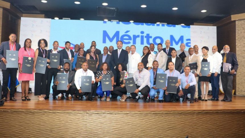 El director ejecutivo del Instituto Nacional de Educación Física (INEFI), Alberto Rodriguez Mella, encabezó la décima gala de premiación “Medalla al Mérito Magisterial en Educación Física 2023-2024.