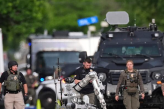Las autoridades investigan tras un ataque en el Pearl Street Mall el domingo 1 de junio de 2025, en Boulder, Colorado. (The Associated Press)