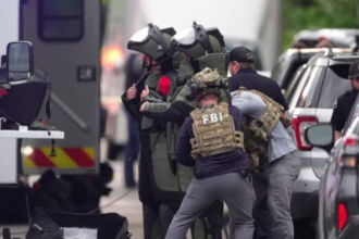 Agentes do FBI respondem a ataque em Boulder, no Colorado. - (Foto: David Zalubowski/Associated Press