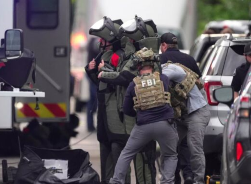 Agentes do FBI respondem a ataque em Boulder, no Colorado. - (Foto: David Zalubowski/Associated Press