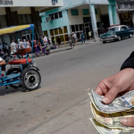Cubanos muestran sus dólares.Adalberto RoqueAFP