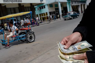 Cubanos muestran sus dólares.Adalberto RoqueAFP