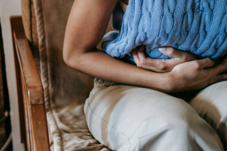 hinchazón de barriga puede ser muy molesto (Sora Shimazaki/Pexels)