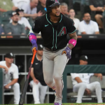Ketel Marte, de los Arizona Diamondbacks, observa su jonrón solitario durante la cuarta entrada de un juego de béisbol contra los Chicago White Sox, el lunes 23 de junio de 2025, en Chicago. (The Associated Press)