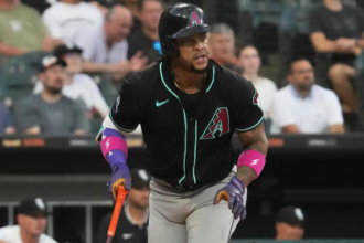Ketel Marte, de los Arizona Diamondbacks, observa su jonrón solitario durante la cuarta entrada de un juego de béisbol contra los Chicago White Sox, el lunes 23 de junio de 2025, en Chicago. (The Associated Press)