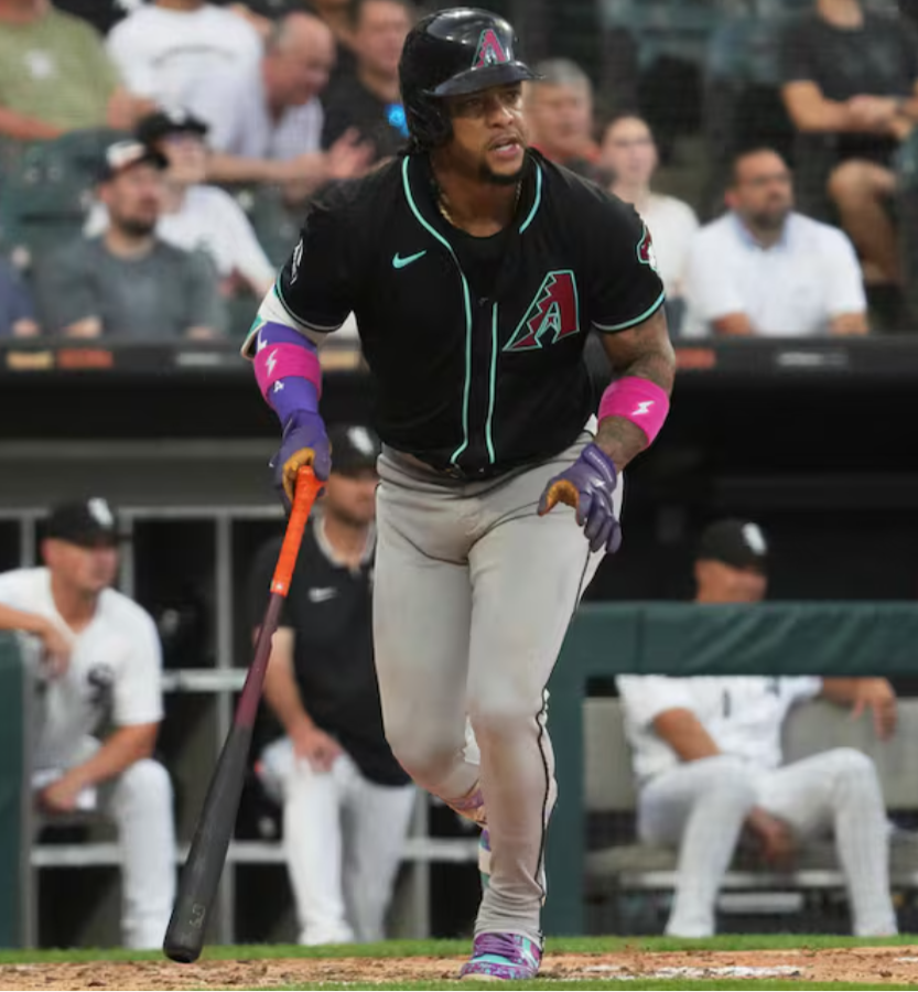 Ketel Marte, de los Arizona Diamondbacks, observa su jonrón solitario durante la cuarta entrada de un juego de béisbol contra los Chicago White Sox, el lunes 23 de junio de 2025, en Chicago. (The Associated Press)